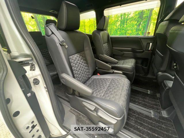 Toyota VOXY HYBRID 2023-06 7394811-9