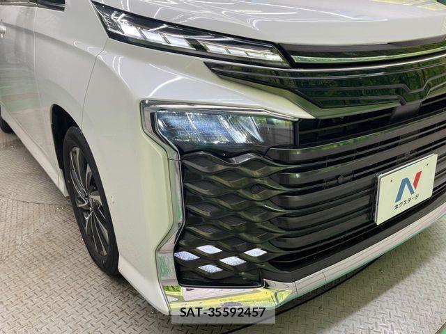 Toyota VOXY HYBRID 2023-06 7394811-11