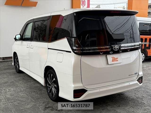 Toyota VOXY HYBRID 2022-04 7458792-12