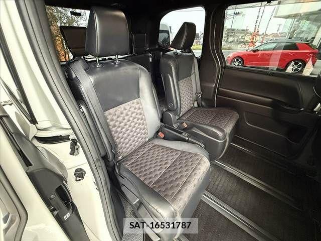 Toyota VOXY HYBRID 2022-04 7458792-18