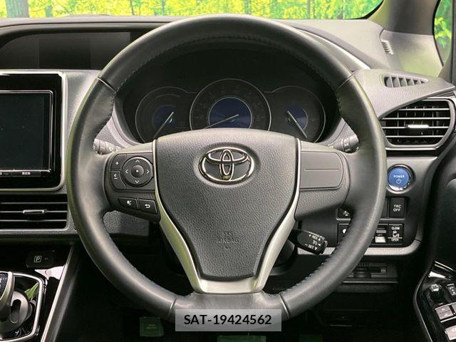 Toyota VOXY HYBRID 2018-01 7458795-11