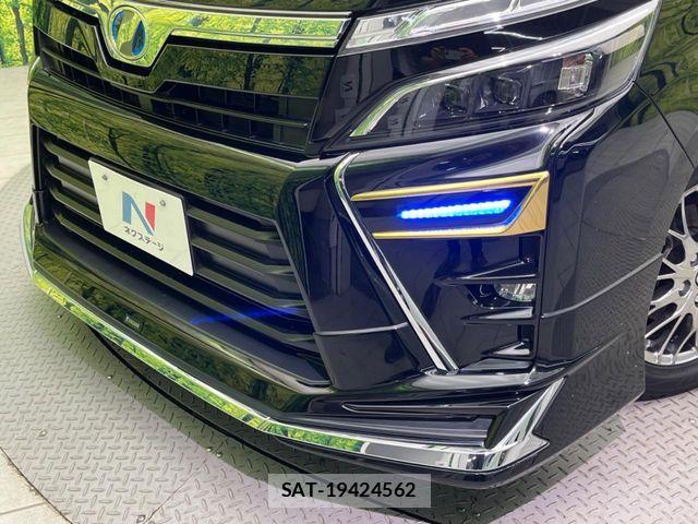Toyota VOXY HYBRID 2018-01 7458795-2