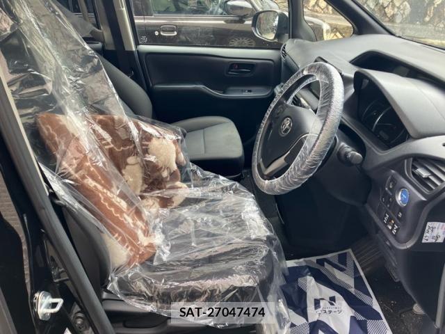 Toyota VOXY HYBRID 2017-04 7458810-12