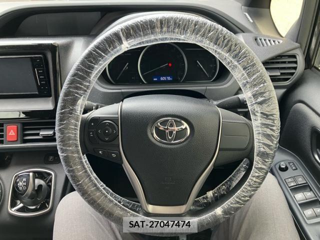 Toyota VOXY HYBRID 2017-04 7458810-16