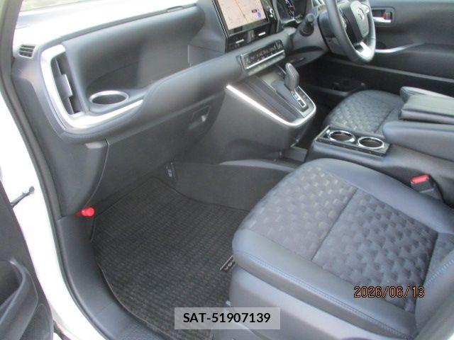 Toyota VOXY HYBRID 2025-03 7458779-18