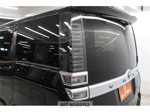 Toyota VOXY HYBRID 2018-10 7458801-17