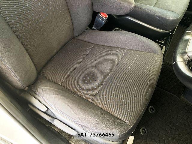 Toyota VOXY HYBRID 2014-10 7458812-17