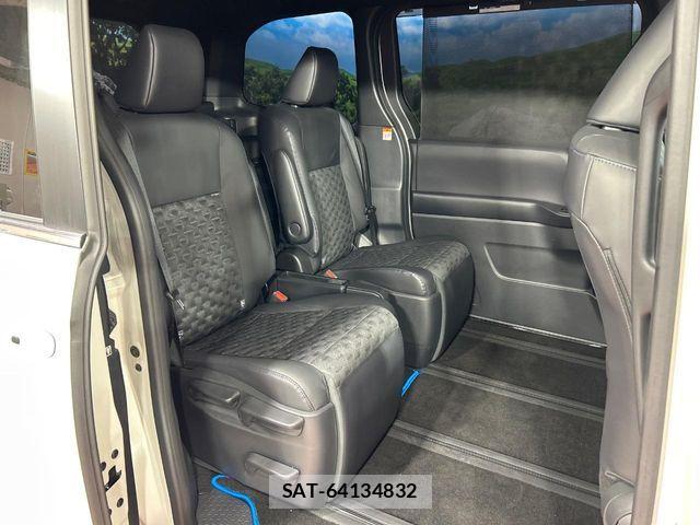 Toyota VOXY HYBRID 2024-02 7458771-8