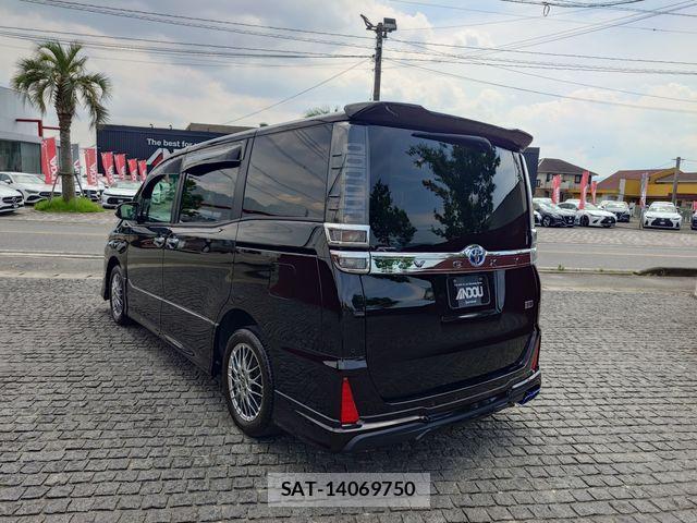 Toyota VOXY HYBRID 2021-05 7503679-2