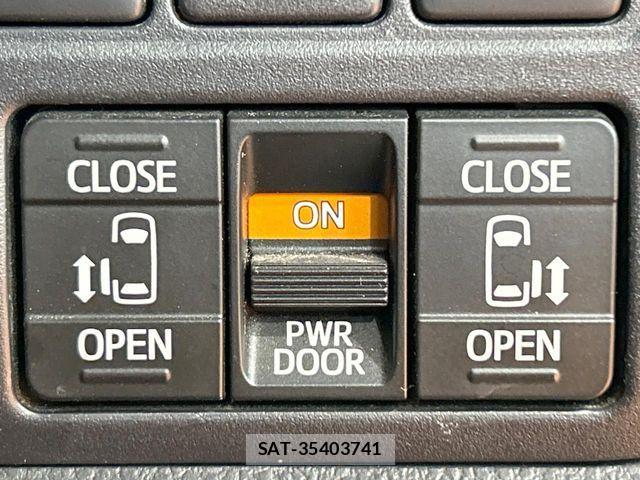 Toyota VOXY HYBRID 2017-08 7503688-7