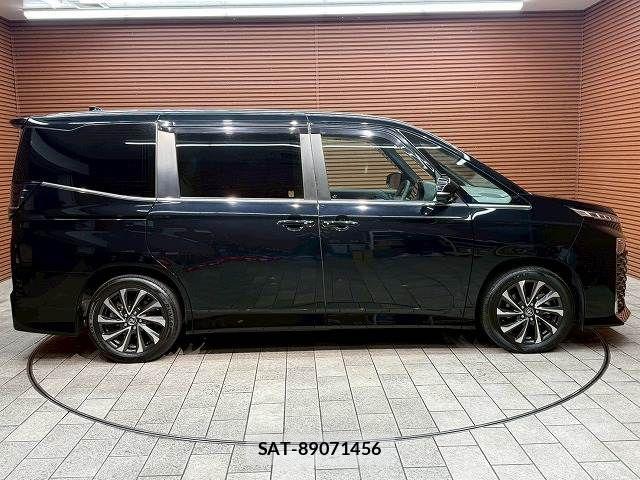 Toyota VOXY HYBRID 2023-11 7503677-17