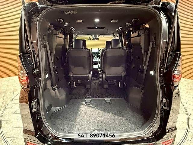Toyota VOXY HYBRID 2023-11 7503677-19