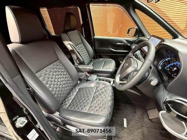 Toyota VOXY HYBRID 2023-11 7503677-6