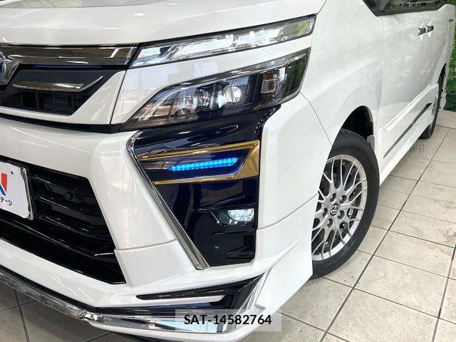 Toyota VOXY HYBRID 2021-06 7503687-12