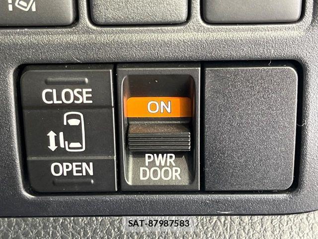 Toyota VOXY HYBRID 2017-11 7510446-6