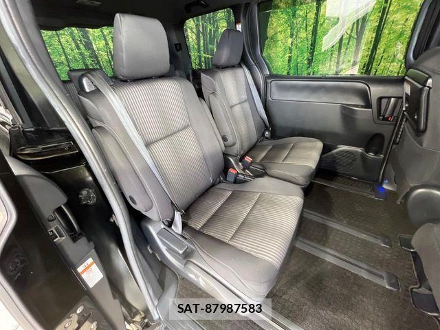 Toyota VOXY HYBRID 2017-11 7510446-8