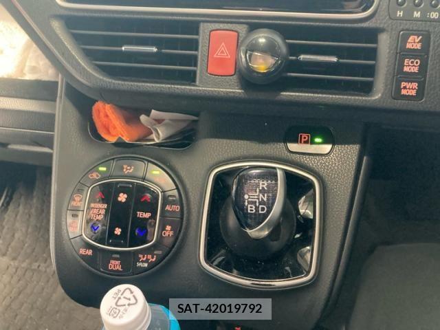 Toyota VOXY HYBRID 2014-03 7510447-17