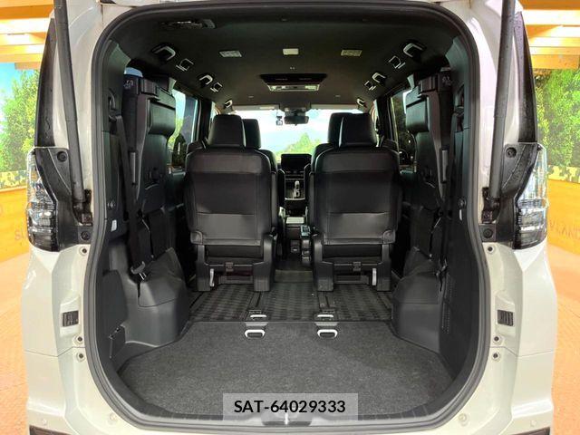 Toyota VOXY HYBRID 2023-12 7503652-10