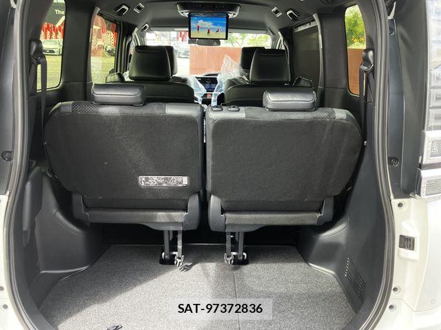 Toyota VOXY HYBRID 2021-03 7503684-25