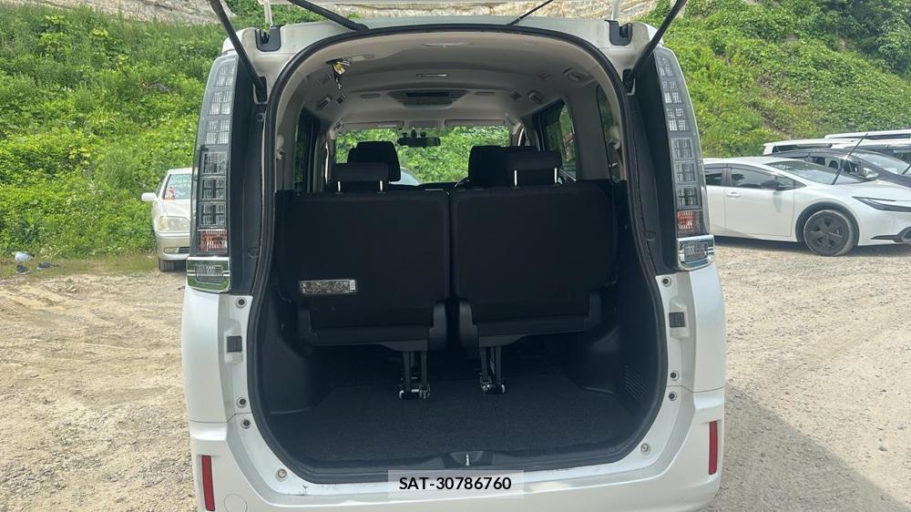 Toyota VOXY HYBRID 2014 6789013-23