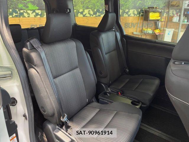 Toyota VOXY HYBRID 2018-04 7563077-9