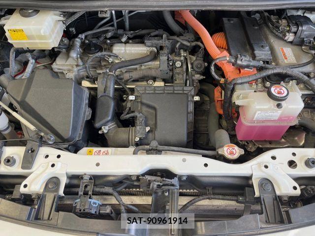 Toyota VOXY HYBRID 2018-04 7563077-18