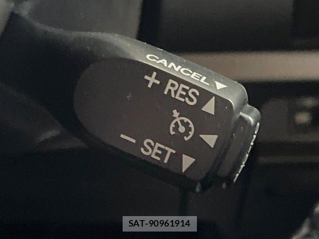 Toyota VOXY HYBRID 2018-04 7563077-6