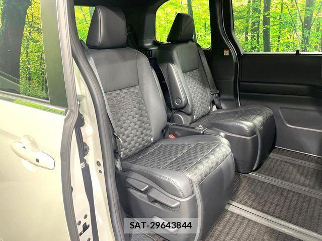 Toyota VOXY HYBRID 2023-11 7563072-9