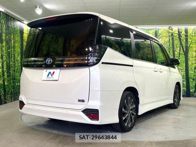 Toyota VOXY HYBRID 2023-11 7563072-18
