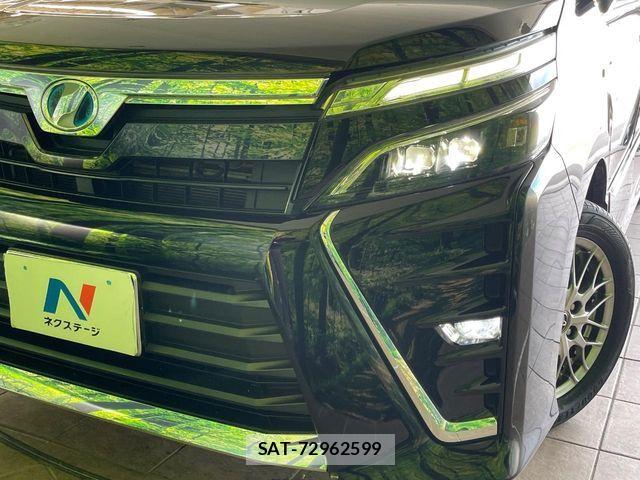 Toyota VOXY HYBRID 2018-01 7621296-13