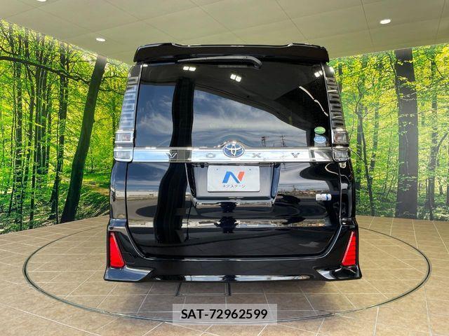 Toyota VOXY HYBRID 2018-01 7621296-16
