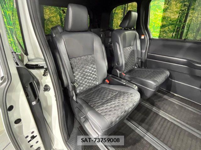 Toyota VOXY HYBRID 2023-06 7621274-8