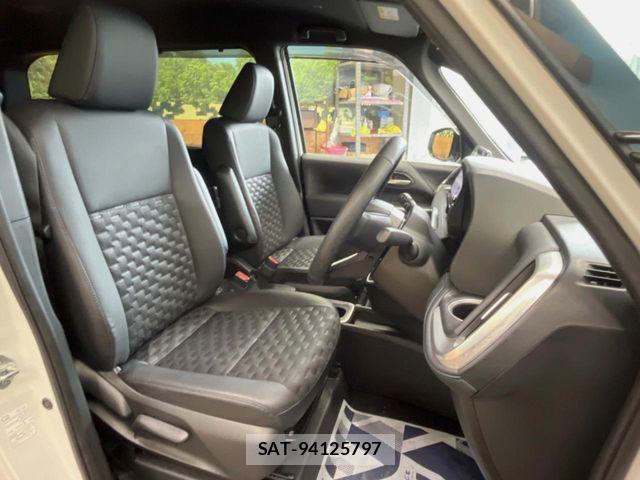 Toyota VOXY HYBRID 2023-09 7621279-10