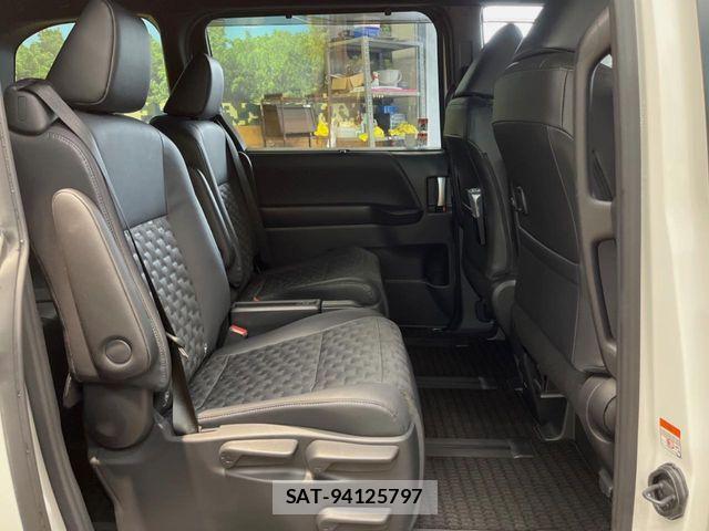 Toyota VOXY HYBRID 2023-09 7621279-11