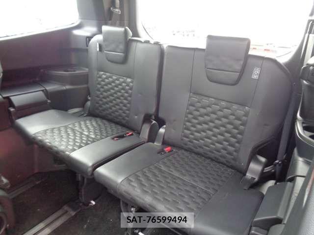 Toyota VOXY HYBRID 2023-10 7621282-11