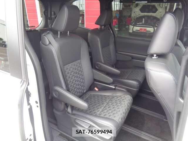 Toyota VOXY HYBRID 2023-10 7621282-12
