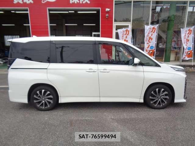 Toyota VOXY HYBRID 2023-10 7621282-3