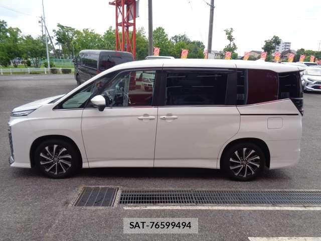 Toyota VOXY HYBRID 2023-10 7621282-4