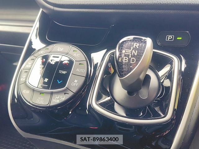 Toyota VOXY HYBRID 2021-06 7621292-24