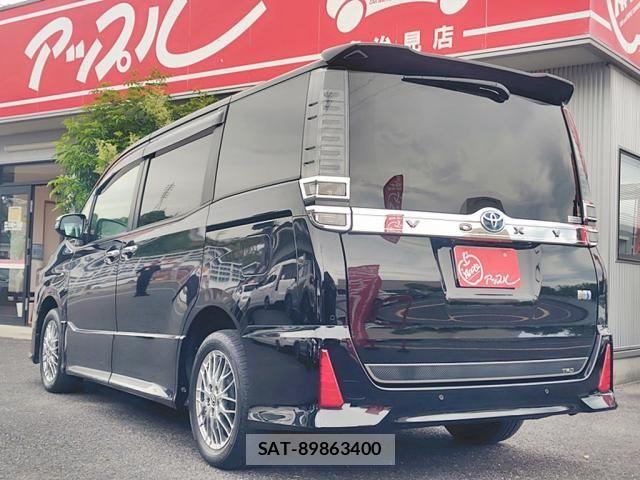 Toyota VOXY HYBRID 2021-06 7621292-3