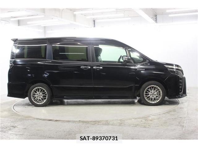 Toyota VOXY HYBRID 2018-03 7621306-3