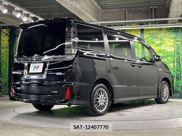 Toyota VOXY HYBRID 2017-07 7621298-17