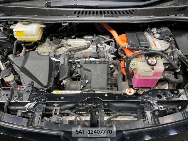 Toyota VOXY HYBRID 2017-07 7621298-18
