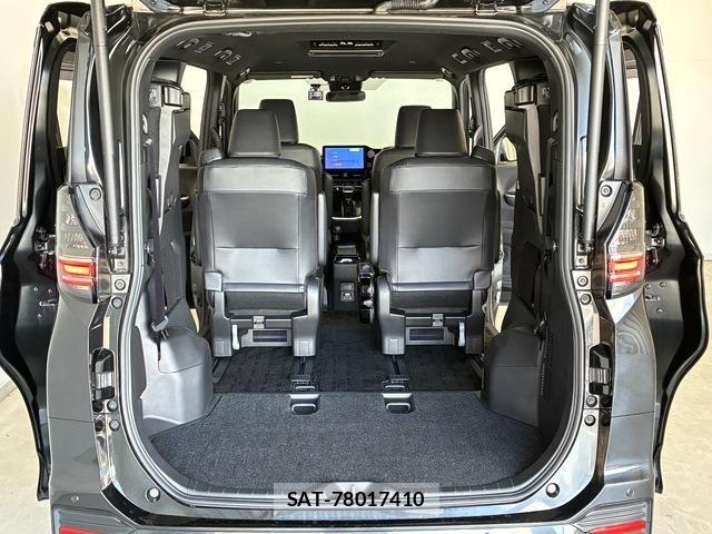Toyota VOXY HYBRID 2023-04 7621286-10