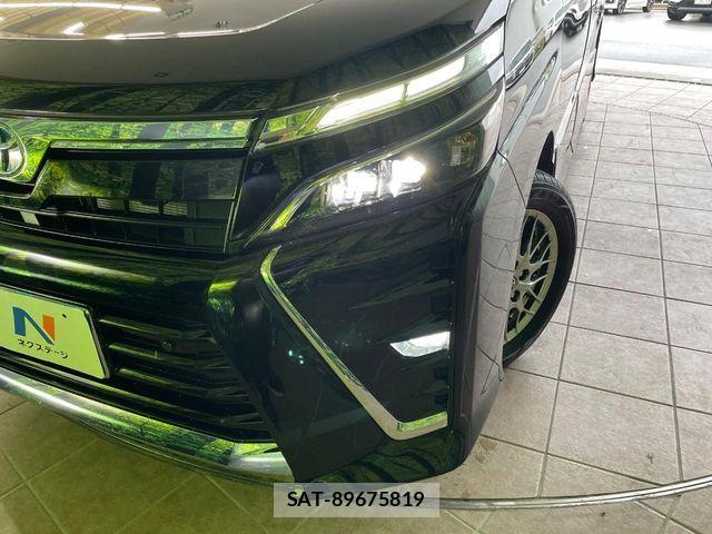 Toyota VOXY HYBRID 2021-09 7621291-12