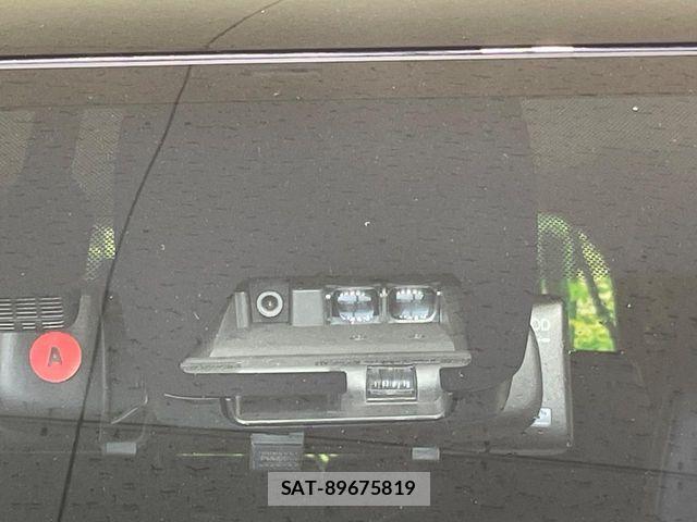 Toyota VOXY HYBRID 2021-09 7621291-3