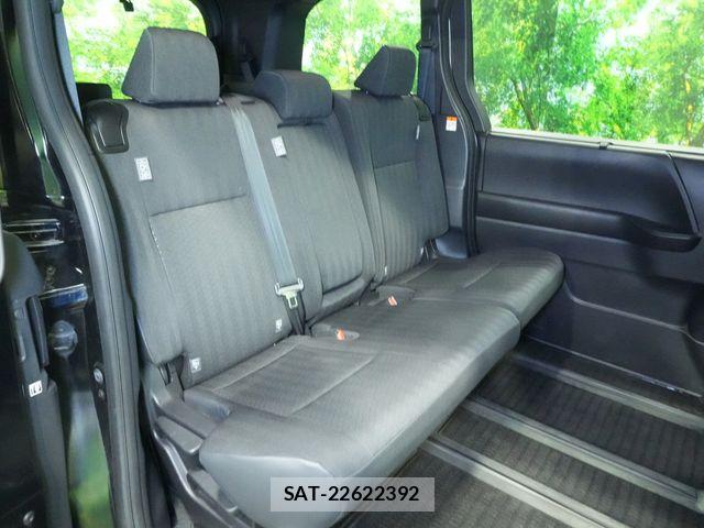 Toyota VOXY HYBRID 2023-02 7621290-27
