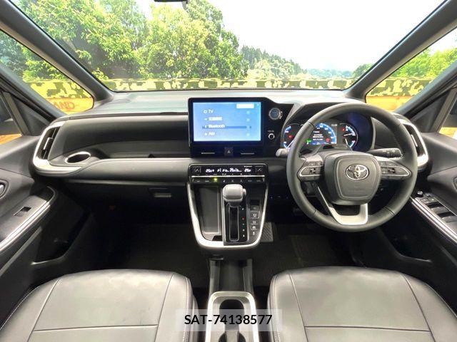 Toyota VOXY HYBRID 2022-06 7621285-1