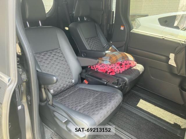 Toyota VOXY HYBRID 2023-07 7730665-5