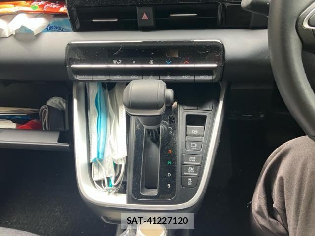 Toyota VOXY HYBRID 2022-10 7730673-17